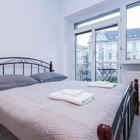 Appartamento Charming Old Town Family Retreat Bratislava Esterno foto