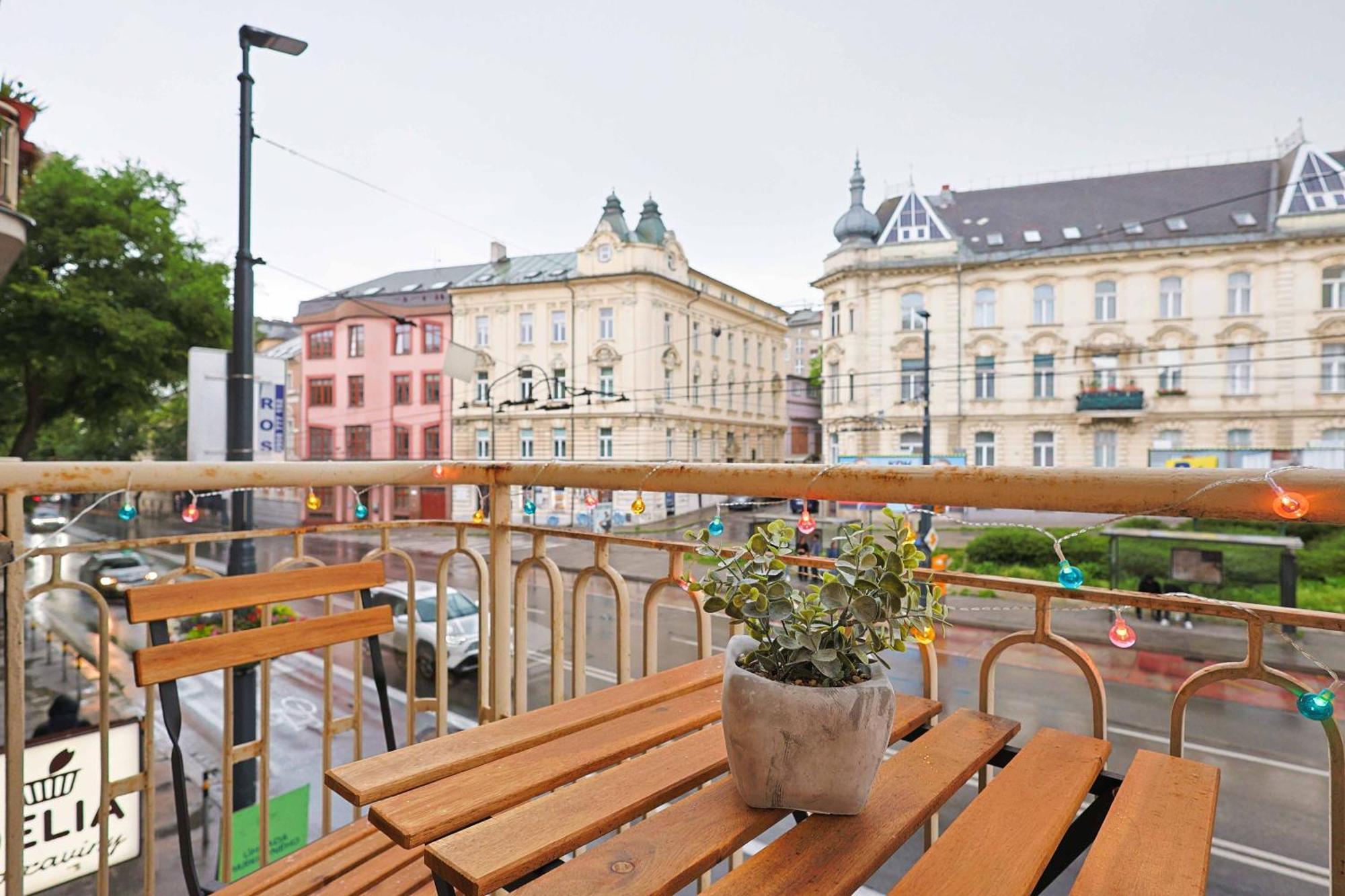 Appartamento Charming Old Town Family Retreat Bratislava Esterno foto