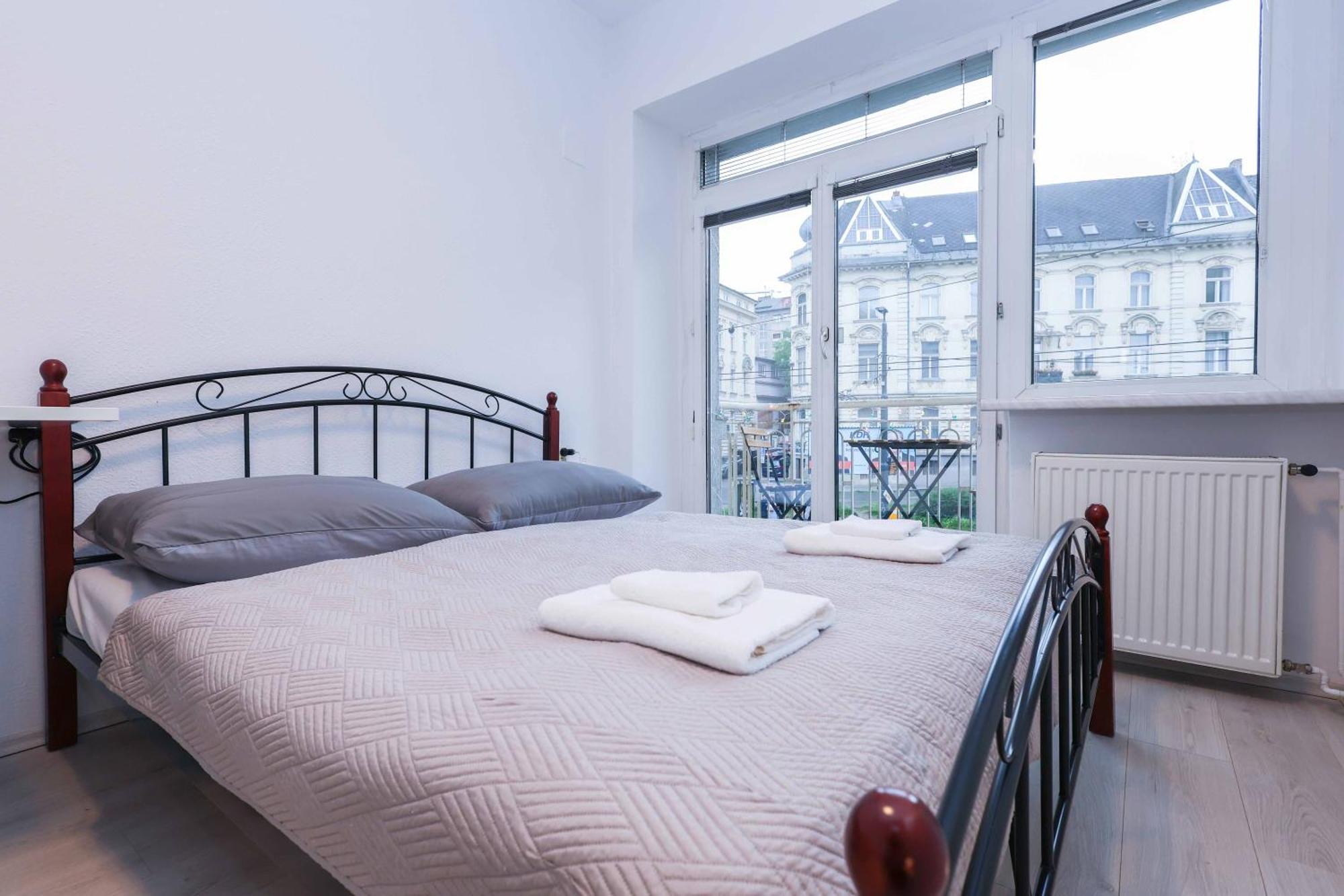 Appartamento Charming Old Town Family Retreat Bratislava Esterno foto