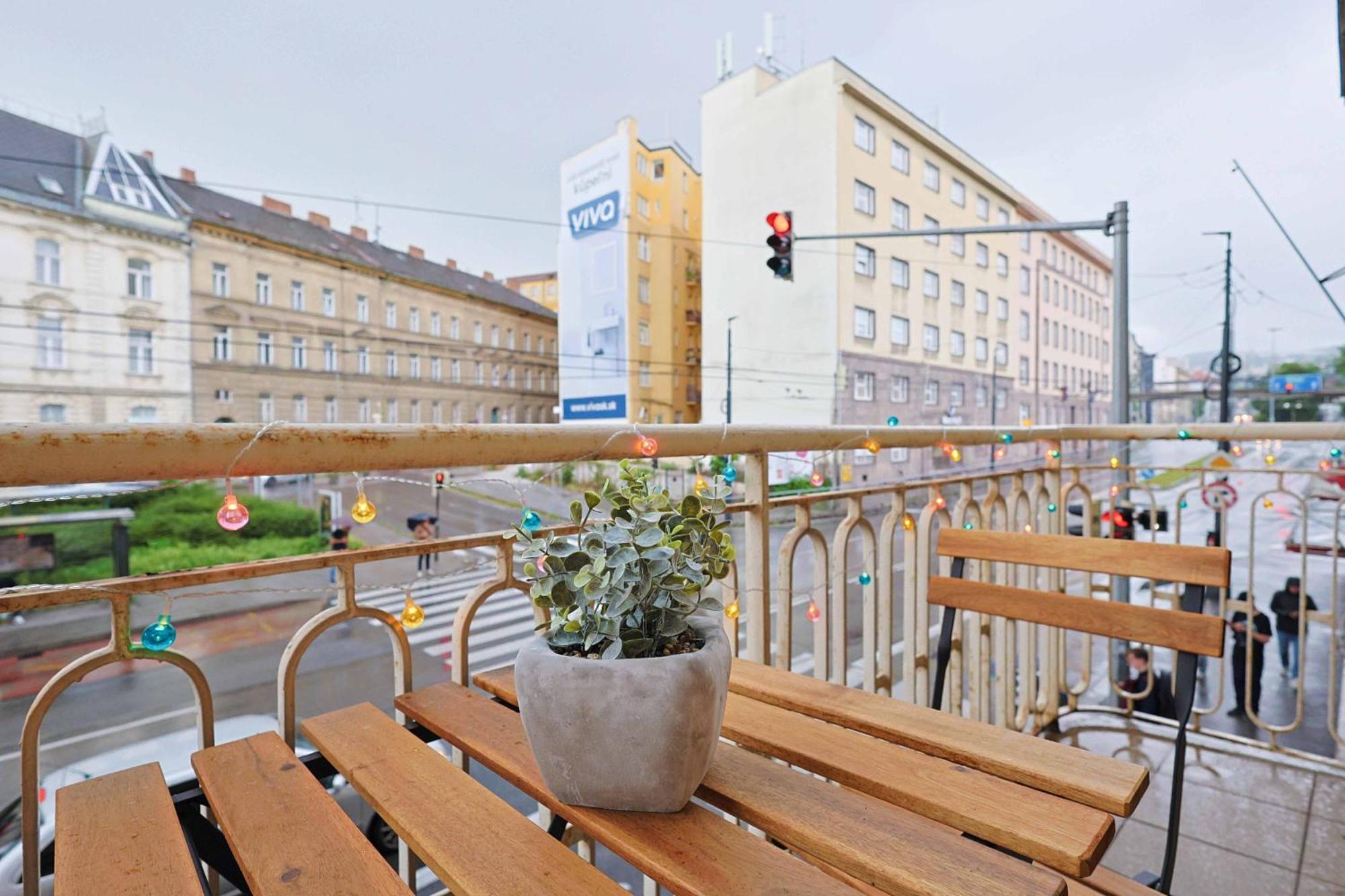 Appartamento Charming Old Town Family Retreat Bratislava Esterno foto